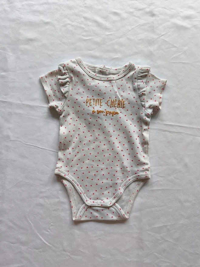 Body Vertbaudet 3 mois blanc à petits cœurs rouge bébé